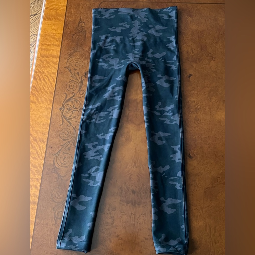 Spanx Seamless Cropped Camouflage Leggings Size Medium $78